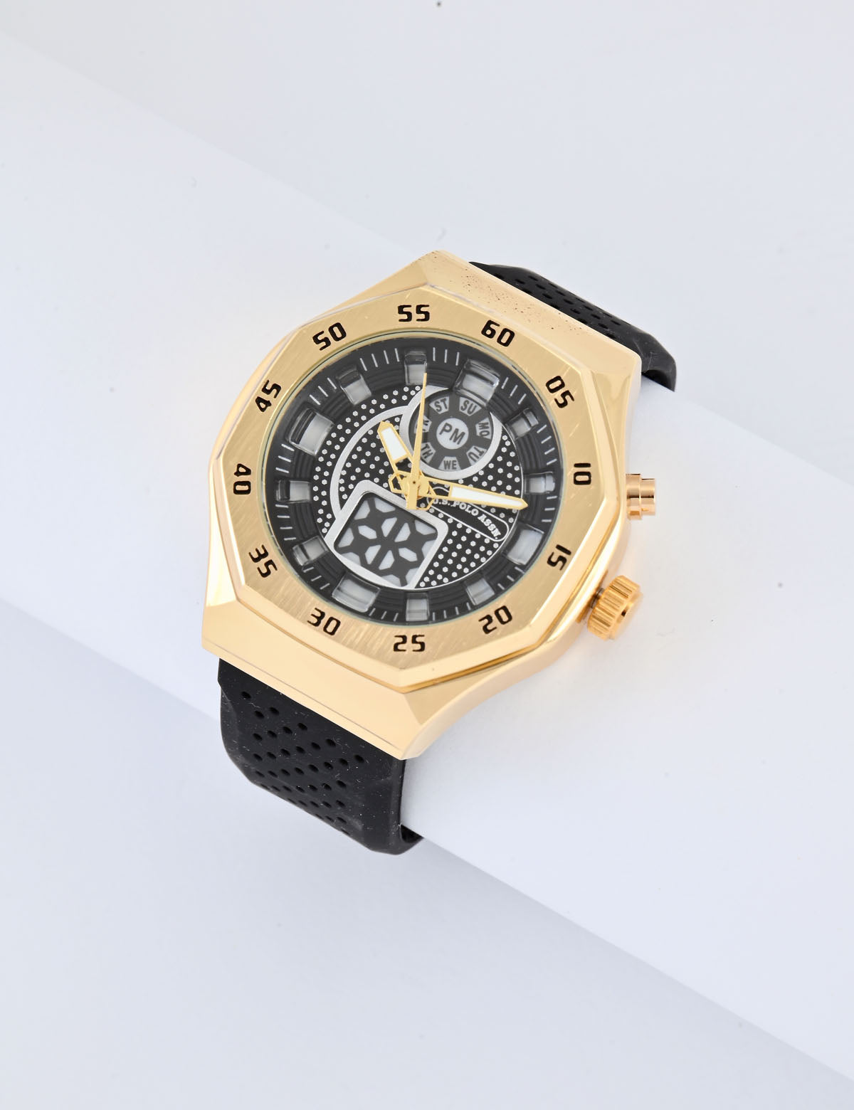 Men's Black Sport Watch with Durable Strap | Classic Timepiece